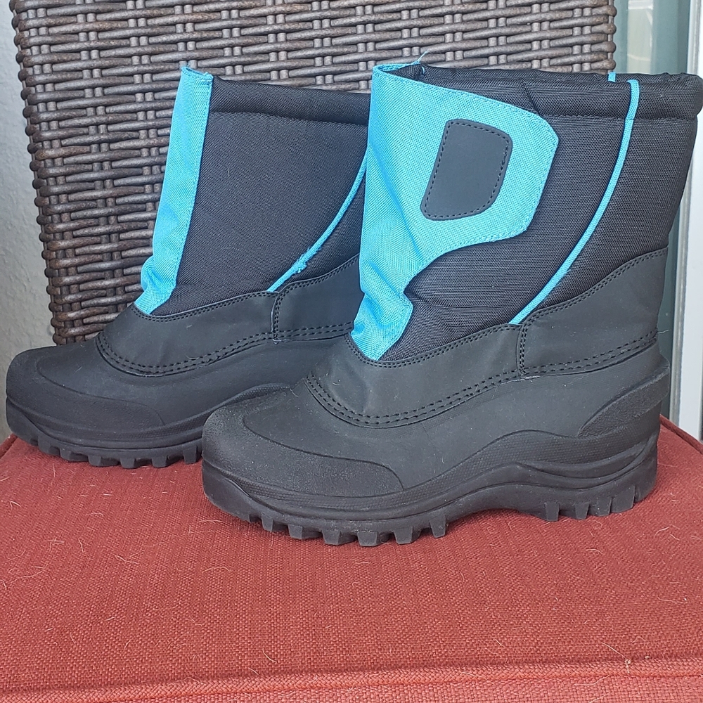 Kids Snow Boots boys size 3, black & blue